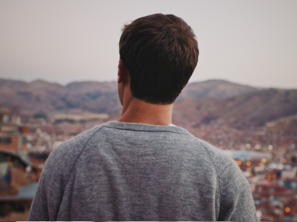 A man's back wearing The Crew in Cusco, Perú