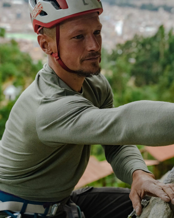 Man climbing wearing Men's everyday baselayer